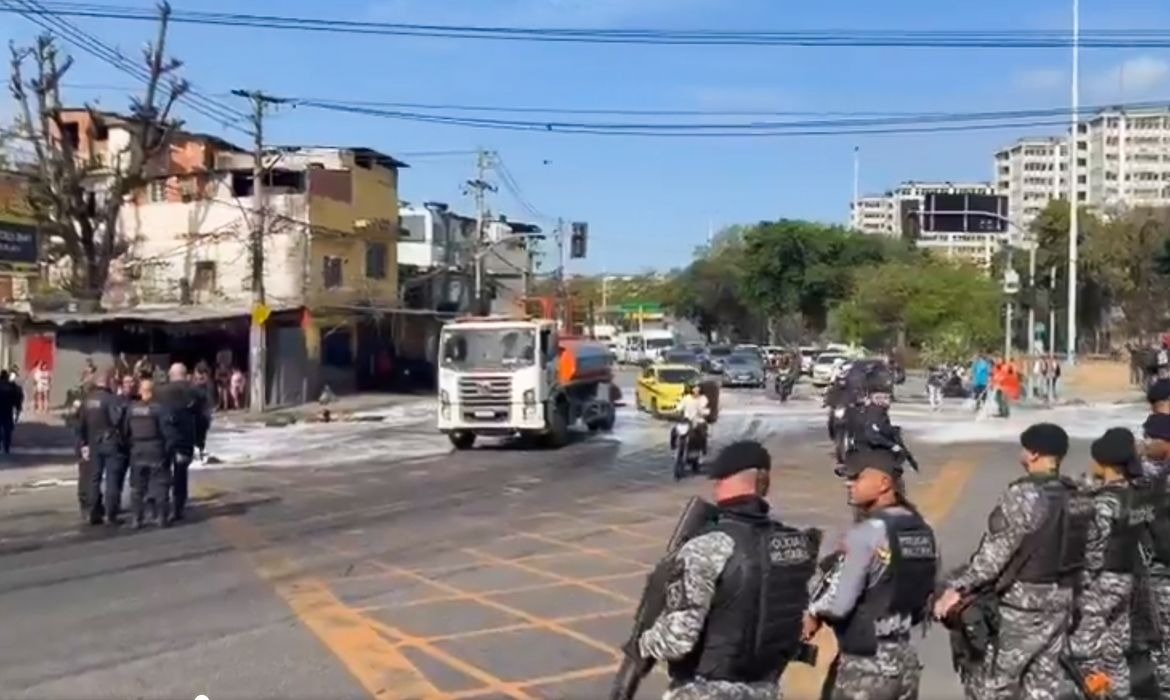 Bloqueios afetam circulação após operação policial no Rio
