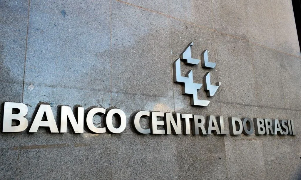 Mercado atualiza cenário de inflação, PIB, Selic e dólar