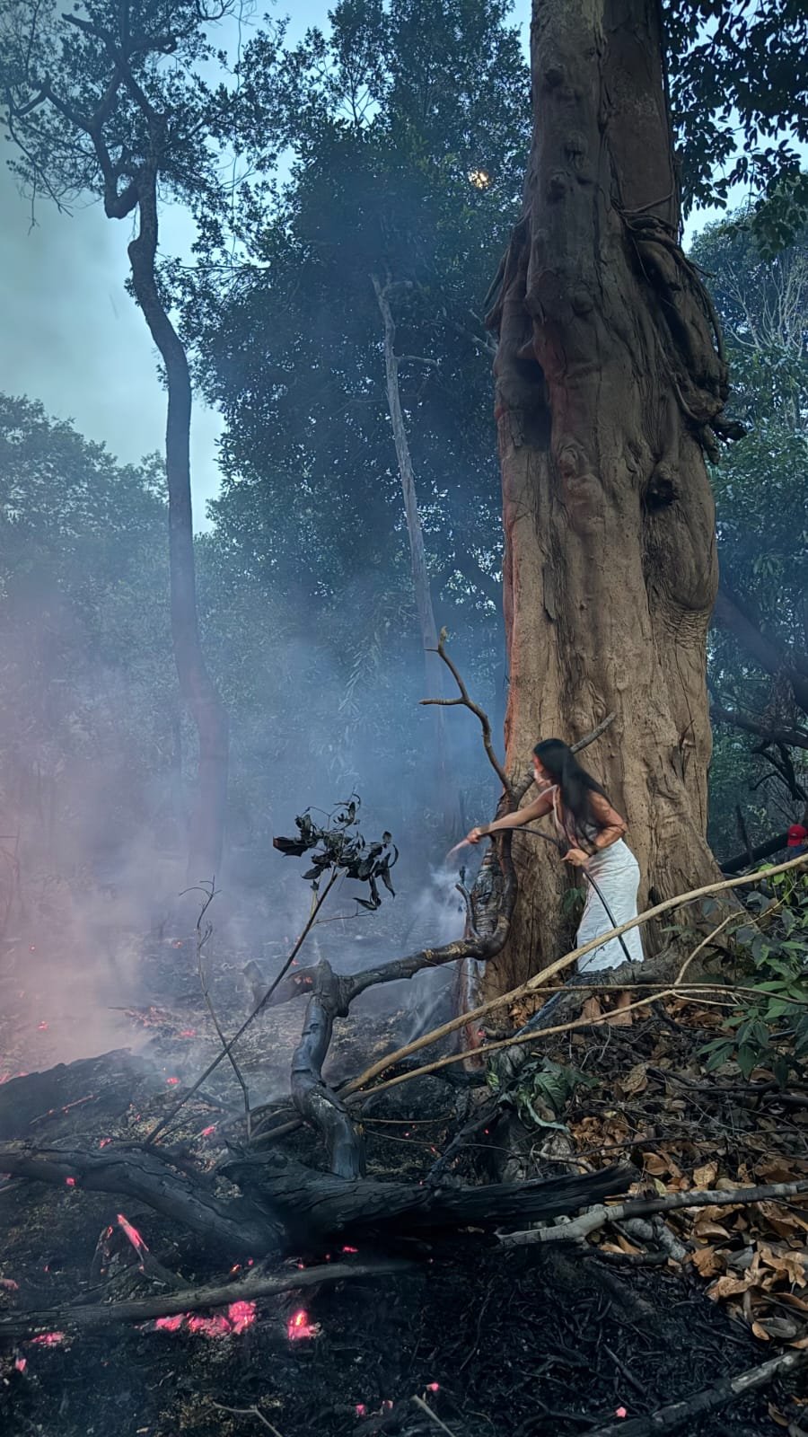 Incêndio próximo a casas preocupa comunidade em Manaus